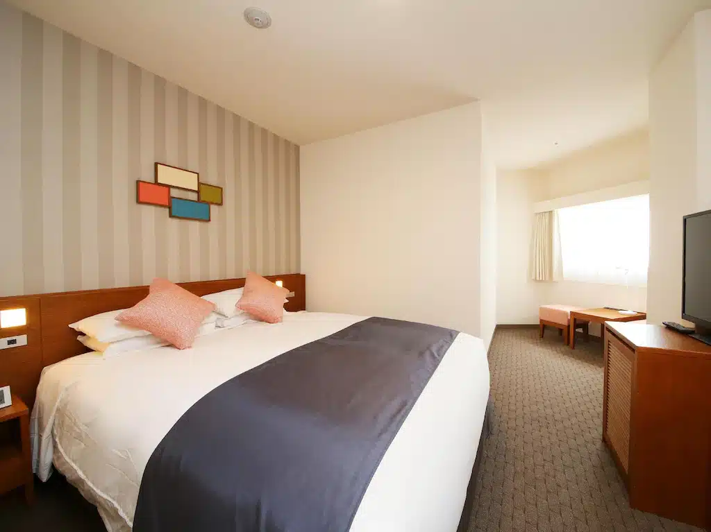 ห้องพักในโรงแรมที่มีเตียงและโทรทัศน์ถูกต้องตามเขตอนาคต ที่เที่ยวญี่ปุ่น