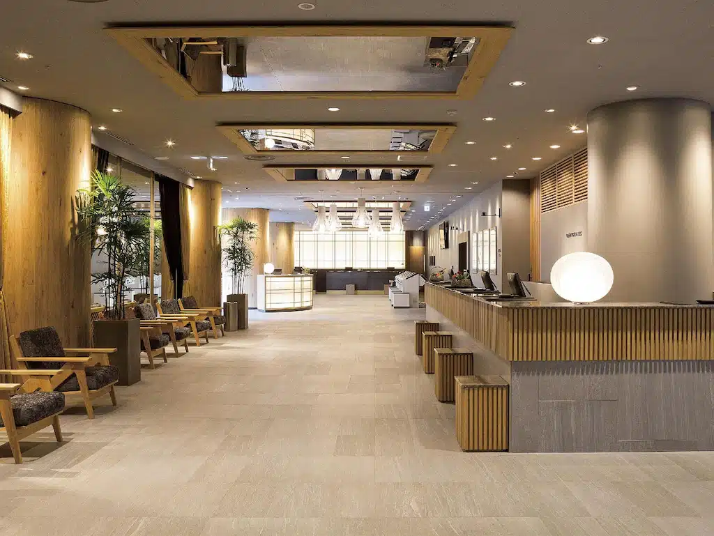 ล็อบบี้ของโรงแรมมีพื้นไม้ที่สวยงาม เหมาะสำหรับการพักผ่อนหรือพบปะเพื่อนฝูง ที่เที่ยวญี่ปุ่น