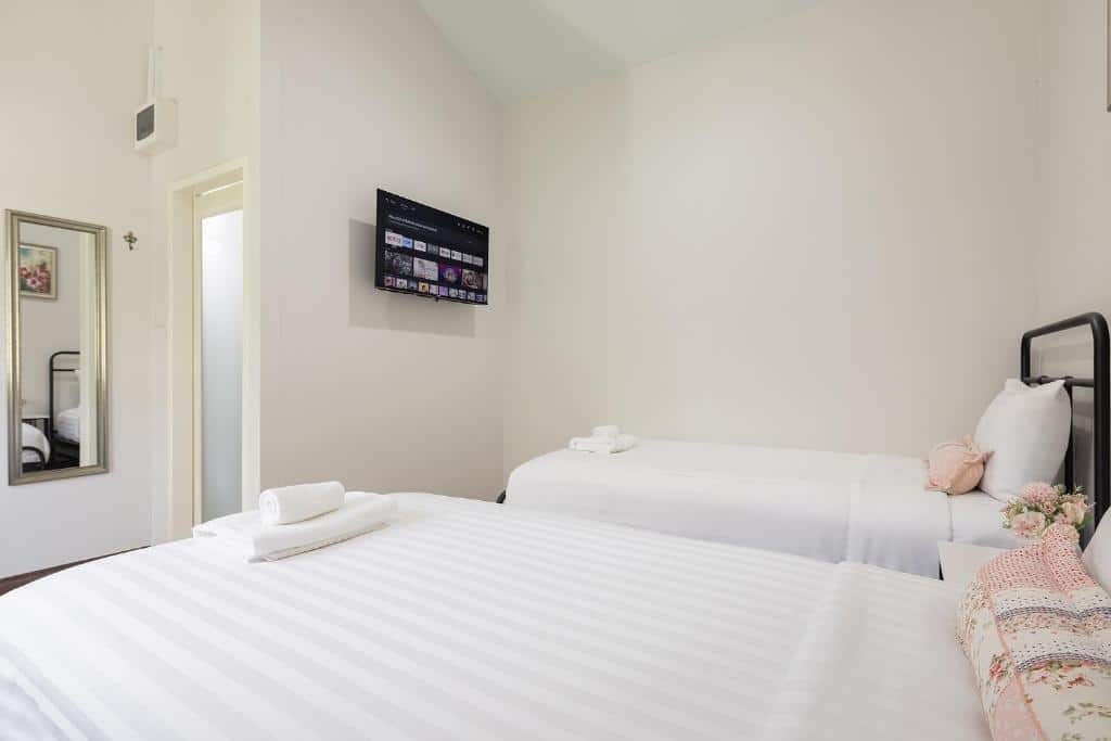 ห้องพักแบบ 2 เตียงและทีวีสำหรับนักท่องเที่ยวที่มาเยือนชลบุรี สระแก้วที่เที่ยว