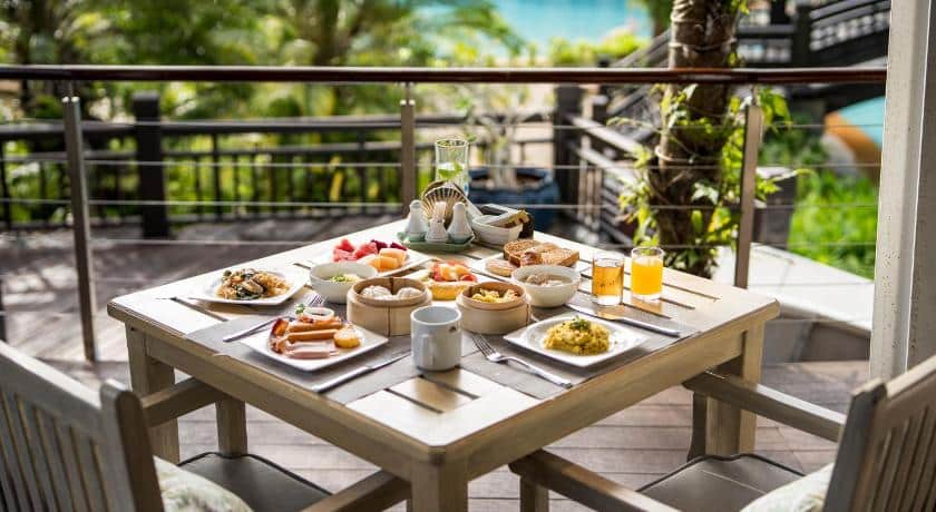 โต๊ะอาหารเช้าริมทะเลบนระเบียงพร้อมทิวทัศน์อันงดงามของมหาสมุทรที่หาดเจ้าสำราญ ที่พักพังงาติดทะเล