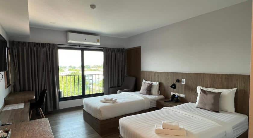 ห้องพักในโรงแรมที่มีสองเตียงและระเบียง ที่พักอุบลราชธานี