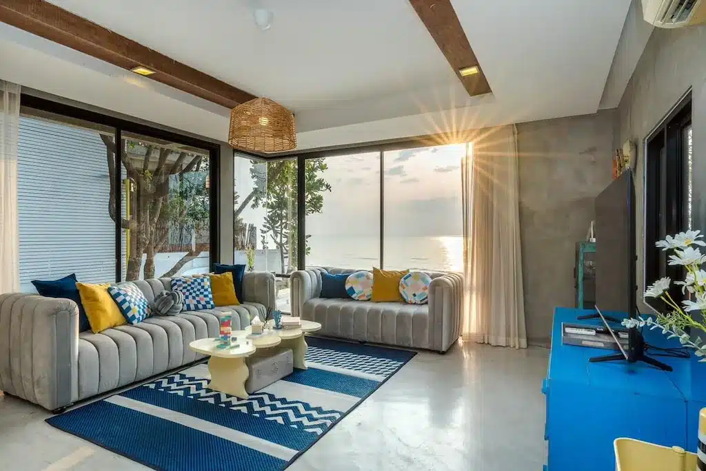 ห้องนั่งเล่นริมชายหาดพร้อมทิวทัศน์มุมกว้างของมหาสมุทร บ้านพักหัวหินติดทะเล