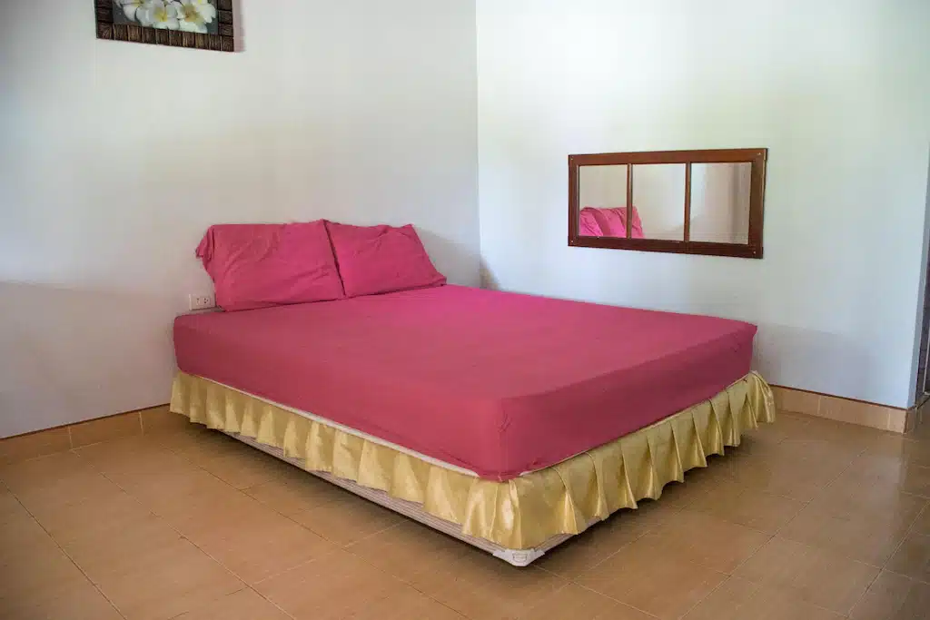 เตียงสีชมพูมีกระจกตรงมุมที่พักท่องเที่ยว ที่พักภูผาม่าน น่าน 