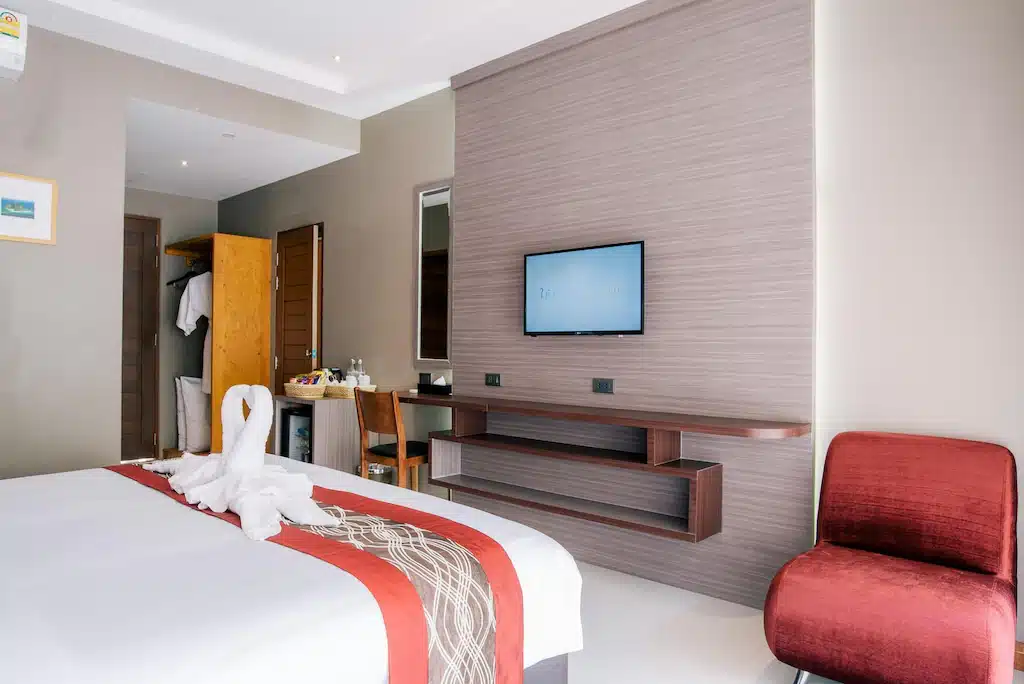 ห้องพักในโรงแรมที่มีเตียงขนาดใหญ่และโทรทัศน์ในอ่าวนาง