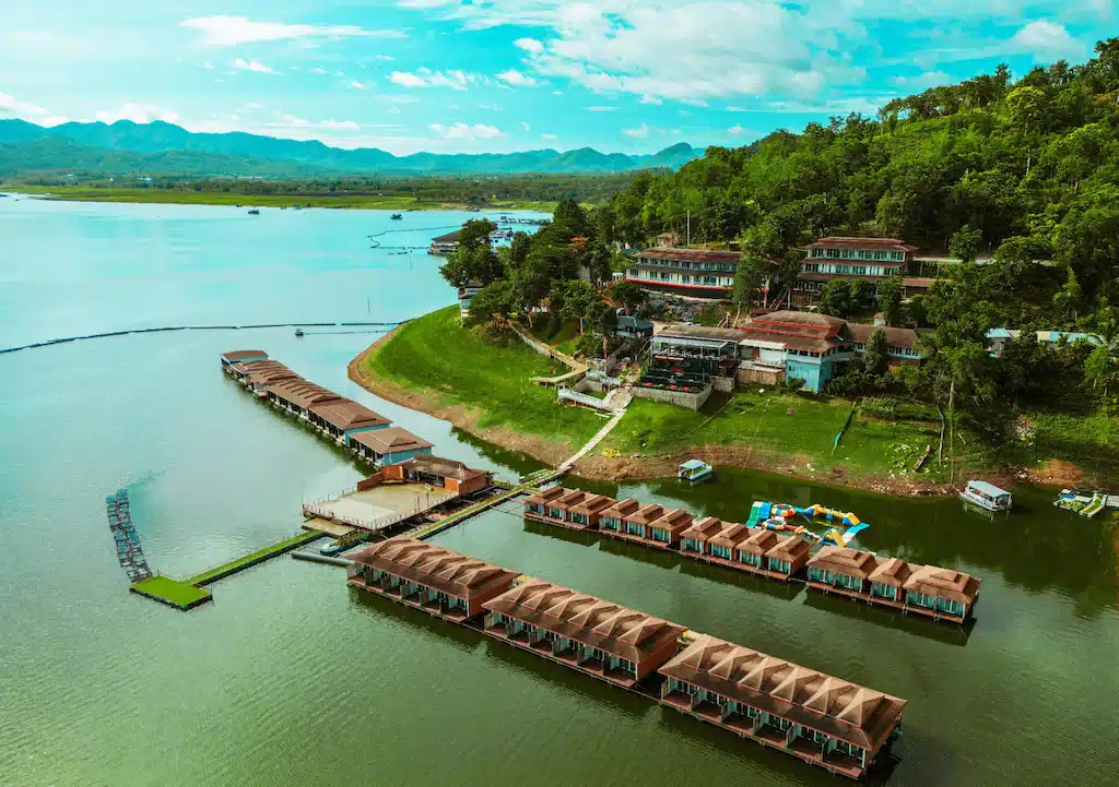 วิวทางอากาศของรีสอร์ทริมทะเลสาบในน่านที่เที่ยว ที่พักใกล้สะพานมอญสังขละบุรีราคาถูก