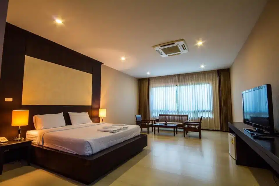 ห้องพักในโรงแรมที่มีเตียงและโทรทัศน์ตั้งอยู่ในสถานที่ท่องเที่ยวยอดนิยม ที่พักภูผาม่าน