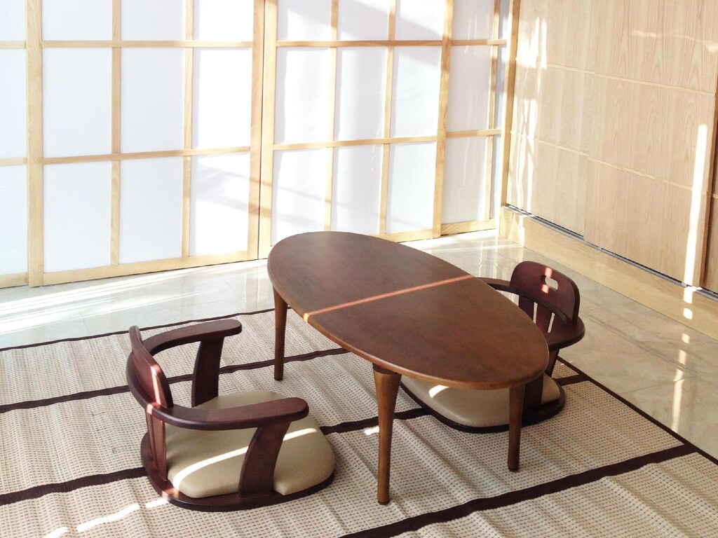 โต๊ะและเก้าอี้ไม้ในห้อง ที่พักพะเยา