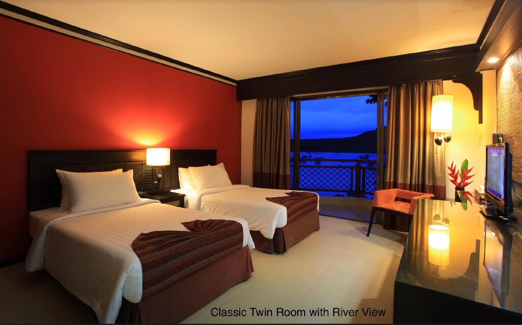 ห้องพักในโรงแรมที่มีสองเตียงและโทรทัศน์ ที่พักอุบลราชธานี