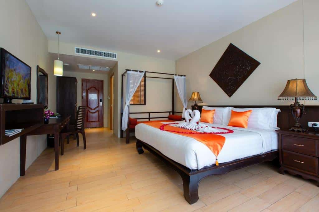 ห้องพักของโรงแรมริมชายหาดพร้อมเตียงนุ่มสบายและทีวีจอแบน ที่พักพังงาติดทะเล