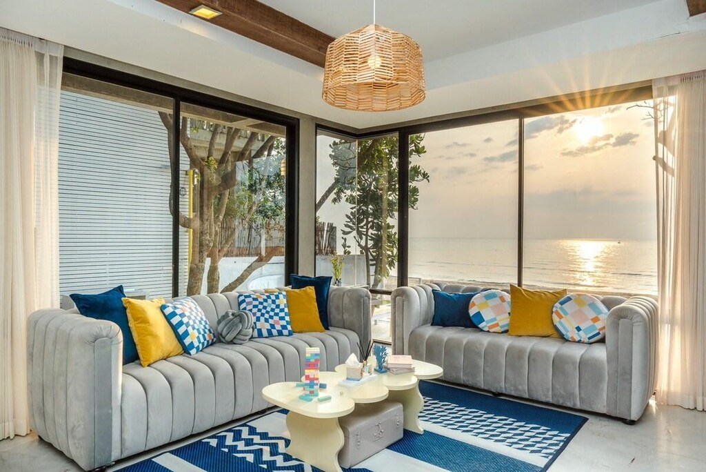 ห้องนั่งเล่นริมชายหาดพร้อมทิวทัศน์อันงดงามของมหาสมุทร บ้านพักติดทะเลหัวหิน