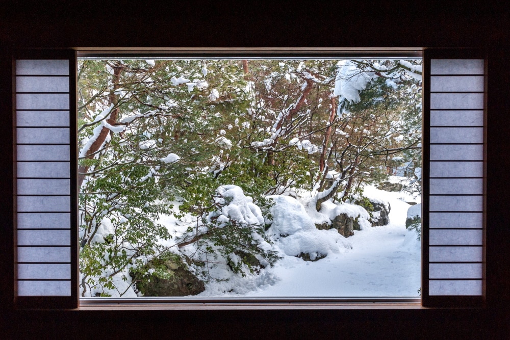 หน้าต่างที่ปกคลุมไปด้วยหิมะในสวนญี่ปุ่น เที่ยวญี่ปุ่น