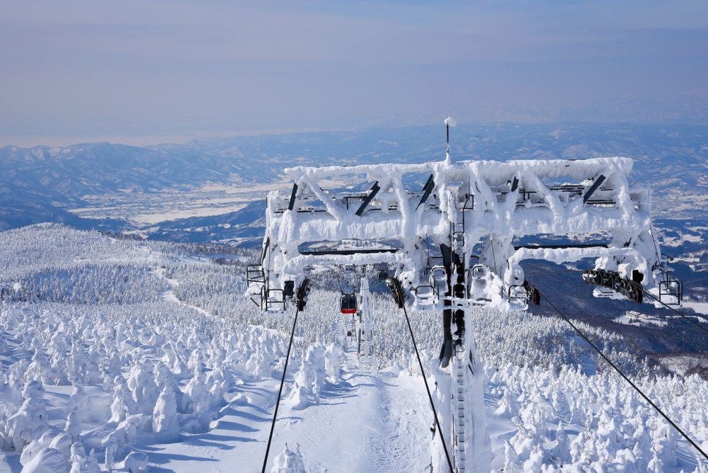 ลิฟต์สกีในรีสอร์ทบนภูเขาที่เต็มไป ที่เที่ยวญี่ปุ่น ด้วยหิมะ