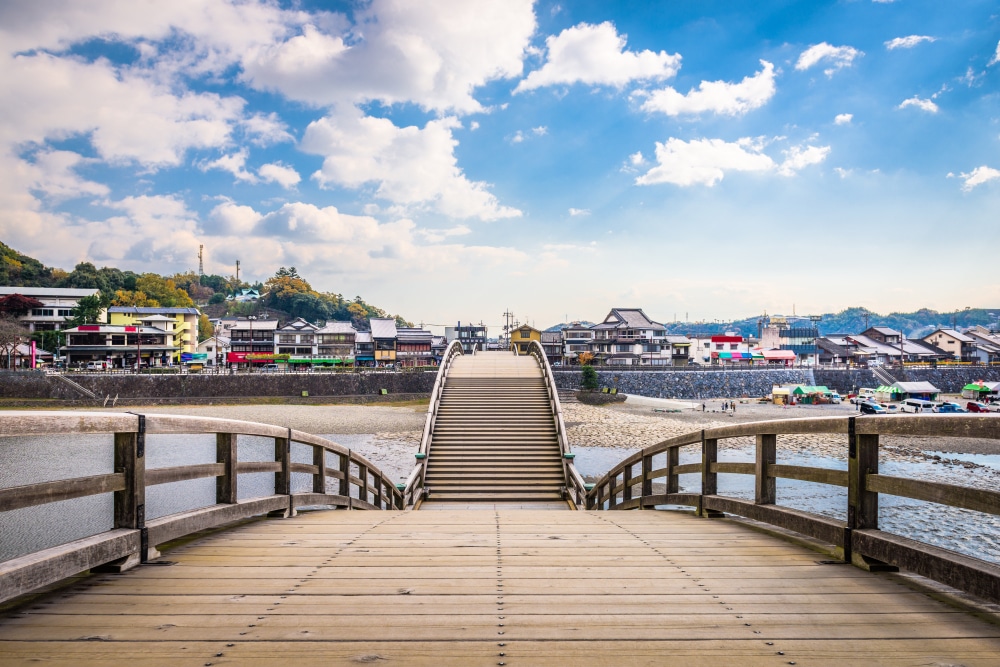 สะพานไม้ทอดยาวไปสู่เมืองเล็กๆ ในญี่ปุ่น ซึ่งเป็นสถานที่ท่องเที่ยวยอดนิยม เที่ยวญี่ปุ่นด้วยตัวเอง