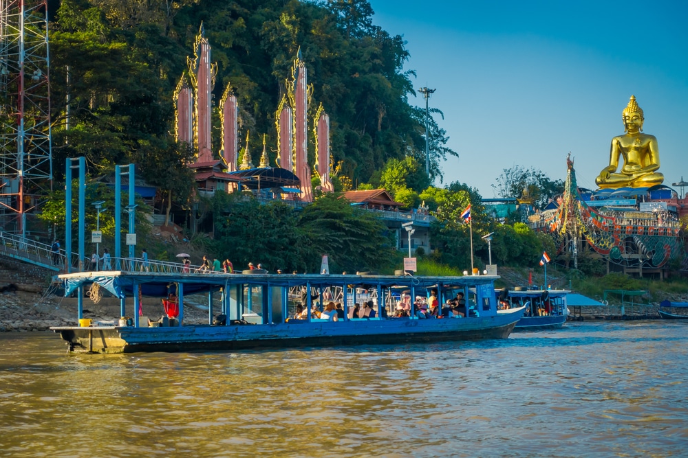 เรือสีฟ้าในแม่น้ำในราชบุรีที่เที่ยว ที่เที่ยวเชียงของ