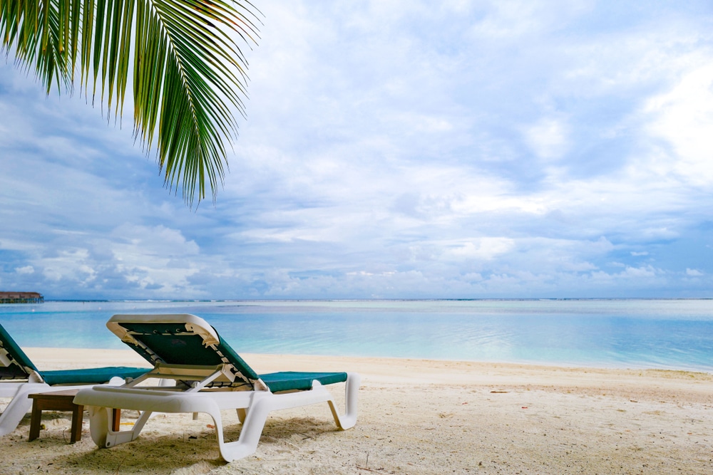 เก้าอี้เลานจ์สองตัวบนหาดทราย ทะเลใกล้กรุงเทพไปเช้าเย็นกลับ