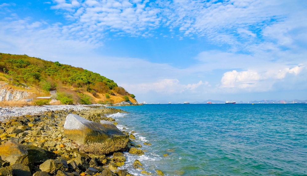 ชายหาดที่มีหินและท้องฟ้าสีคราม ที่เที่ยวเกาะสีชัง