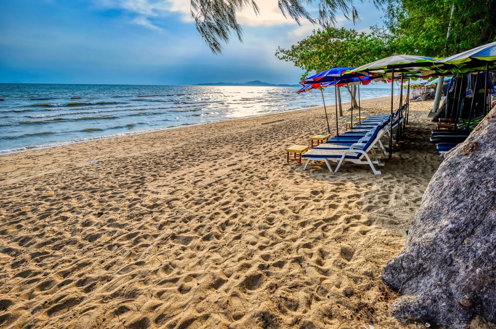 ชายหาดพร้อมเก้าอี้และร่มบนผืนทราย ทะเลใกล้กรุงเทพ