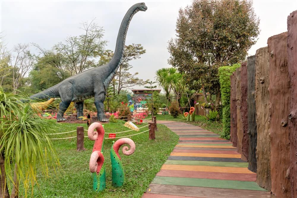 รูปปั้นไดโนเสาร์ตั้งอยู่กลางสวน เขาค้อที่เที่ยว