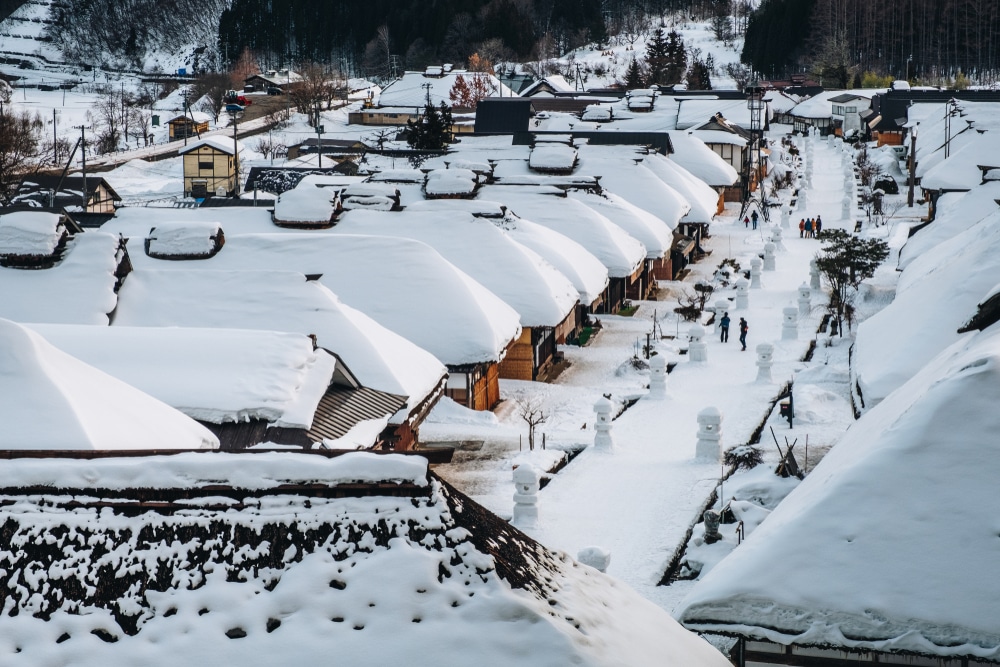 วิวหมู่บ้านที่ปกคลุมไปด้วยหิมะจากมุมสูง เหมาะกับราชบุรีที่เที่ยว สถานที่ท่องเที่ยวญี่ปุ่น