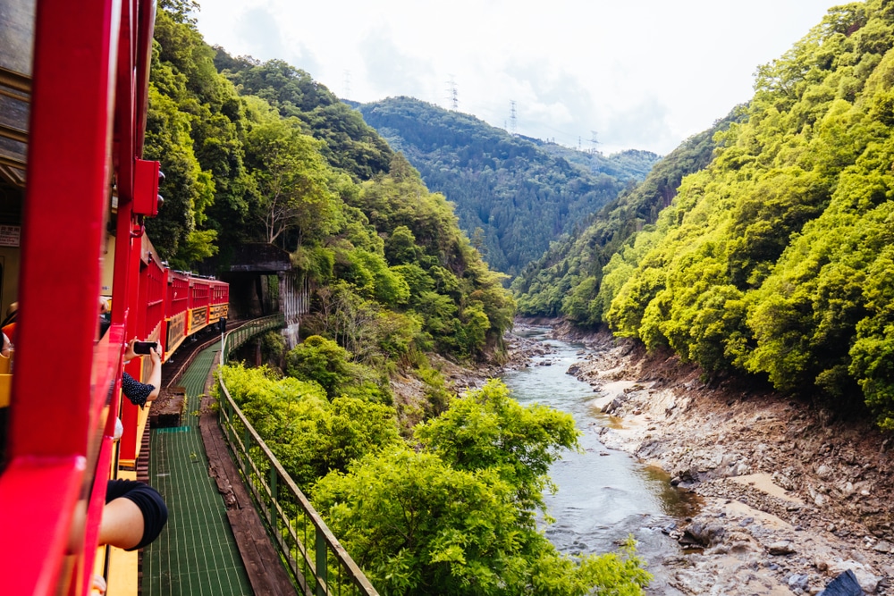 เที่ยวญี่ปุ่น รถไฟแล่นไปตามแม่น้ำในเขตท่องเที่ยวราชบุรี