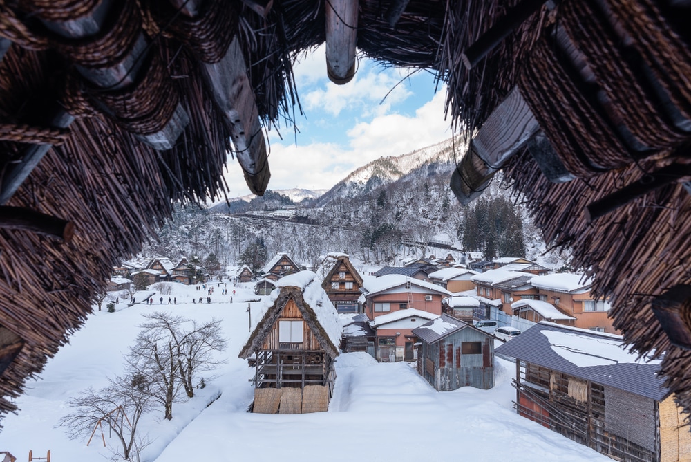 เที่ยวญี่ปุ่น ทิวทัศน์ของหมู่บ้านที่ปกคลุมไปด้วยหิมะ