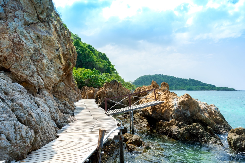 ทางเดินไม้ที่นำไปสู่หาดหินในประเทศไทย ทะเลใกล้กรุงเทพ