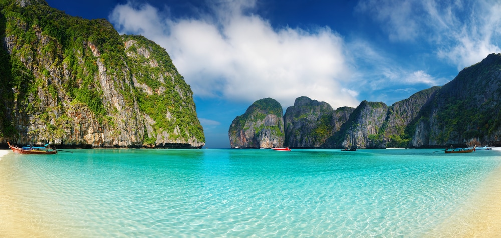เกาะพีพีของประเทศไทยตั้งอยู่ในอำเภออ่าวนางที่สวยงามของจังหวัดกระบี่
