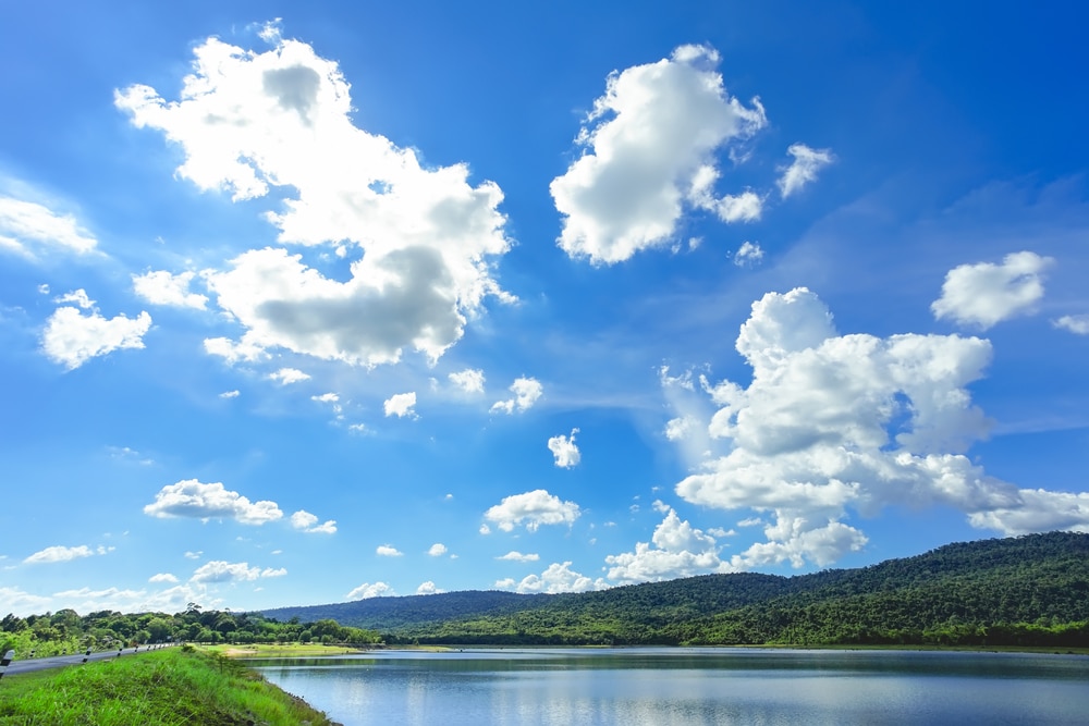 ท้องฟ้าสีครามมีเมฆเหนือทะเลสาบในสถานที่ท่องเที่ยวของจังหวัดชลบุรี ที่ เที่ยวสระแก้ว