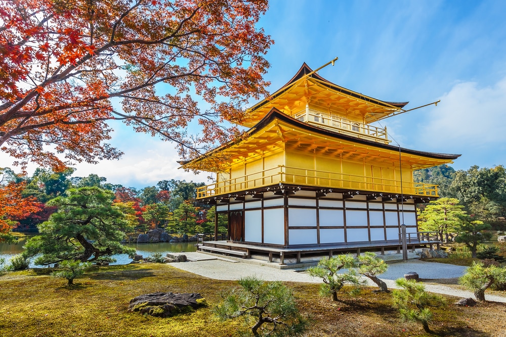 เจดีย์ทองในเมืองเกียวโต ประเทศญี่ปุ่น เป็นสถานที่ท่องเที่ยวที่นักท่องเที่ยวต้องไปชมในเมือง ที่เที่ยวญี่ปุ่น