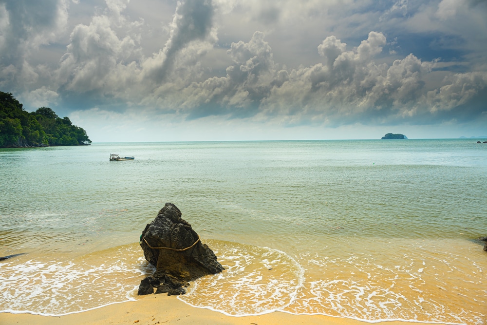 หาดทรายที่มีโขดหินอยู่ในน้ำ ณ สถานที่ท่องเที่ยวราชบุรี  ชุมพรที่เที่ยว