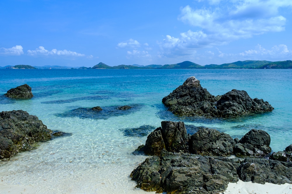 ชายหาดที่มีหินและน้ำทะเลใส ทะเลใกล้กรุงเทพ