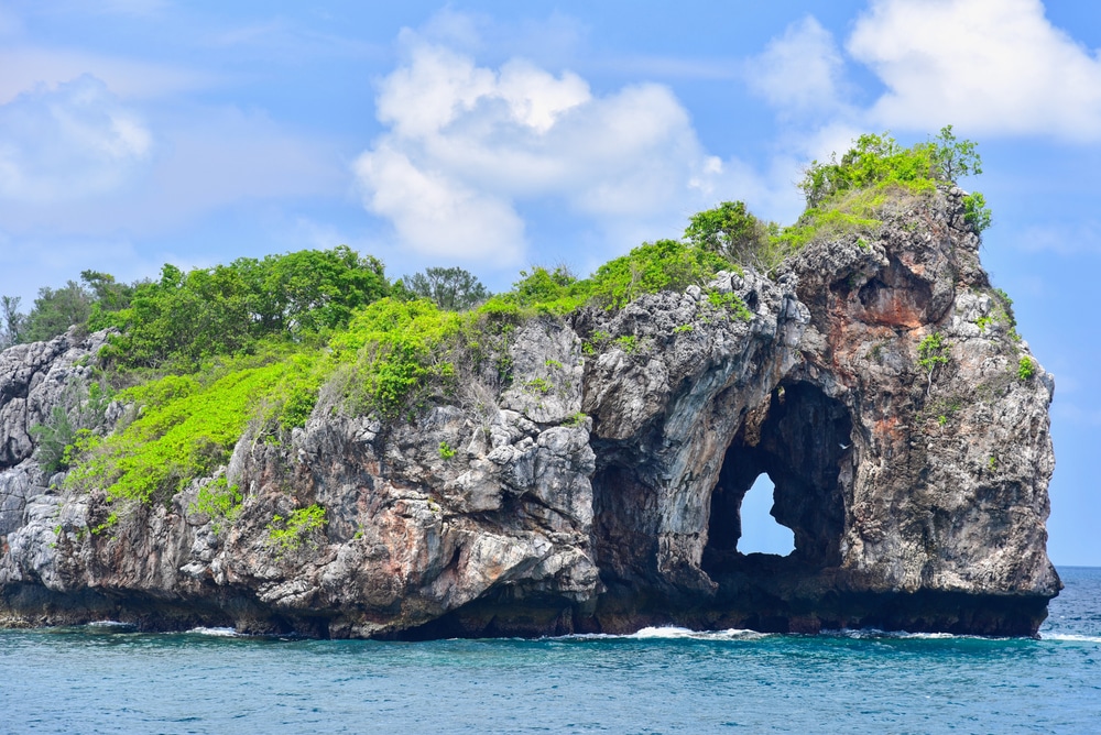 แนวหินที่มีถ้ำกลางมหาสมุทรเป็นสถานที่ท่องเที่ยวยอดนิยมในจังหวัดราชบุรี ที่เที่ยวชุมพร