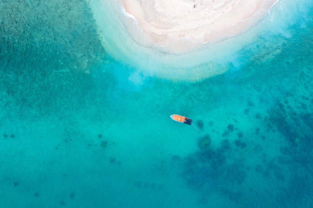 ภาพถ่ายทางอากาศของเกาะเล็กๆ กลางทะเล ที่จังหวัดราชบุรี สถานที่ท่องเที่ยวยอดนิยม ที่เที่ยวชุมพร