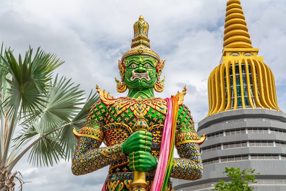 รูปปั้นเทวดาไทยยืนอยู่ วัดท้าวเวสสุวรรณ หน้าเจดีย์ที่เที่ยวชุมพร