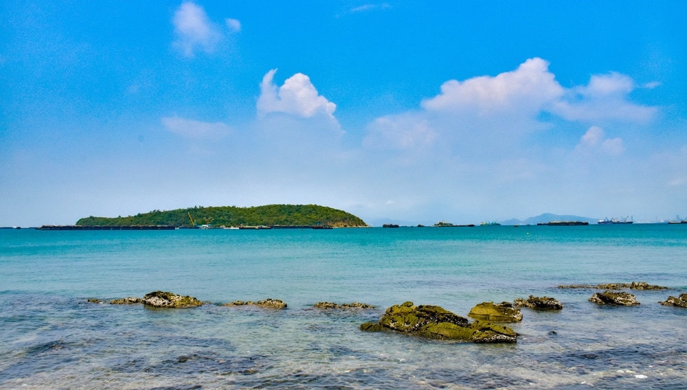 เกาะเล็กๆ ที่มีโขดหินอยู่ใต้ท้องฟ้าสีคราม เกาะสีชัง