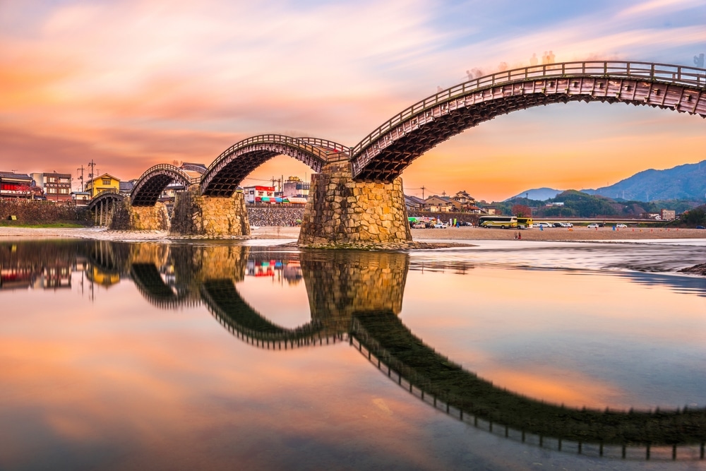 สะพานข้ามน้ำที่มีสะพานเป็นฉากหลังที่บริเวณท่องเที่ยวราชบุรี เที่ยวญี่ปุ่นด้วยตัวเอง