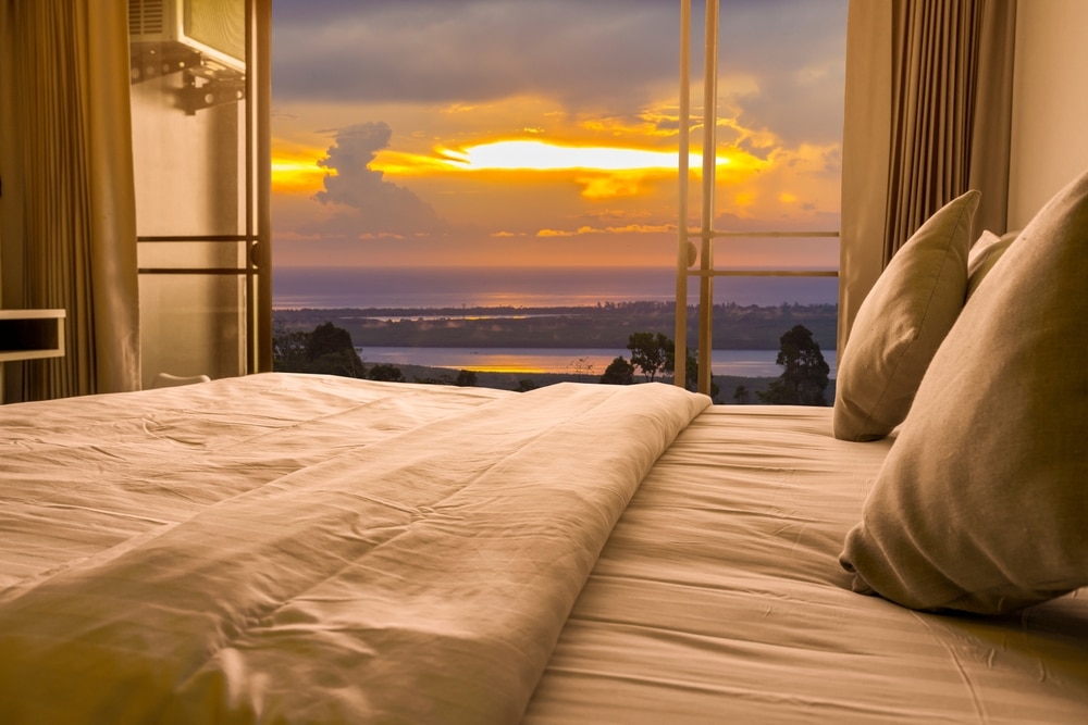 เตียงในห้องพร้อมทิวทัศน์อันงดงามของเกาะสมุย ทีลอซู