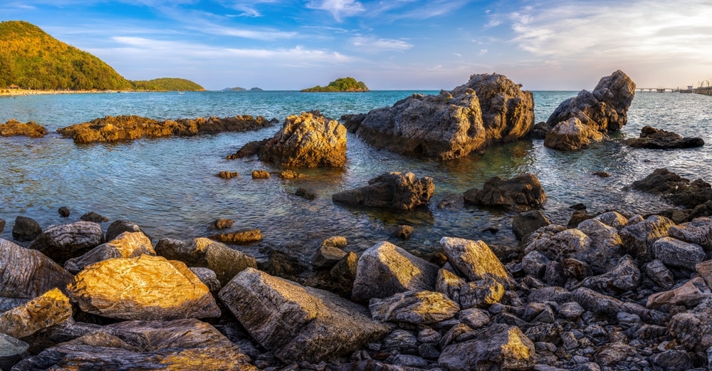 ชายหาดที่มีหินและน้ำเป็นฉากหลัง เที่ยวทะเลใกล้กรุงเทพ