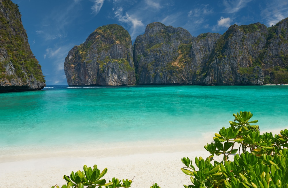 หาดทรายในประเทศไทยตั้งอยู่ใกล้เชียงคาน เกาะพีพี