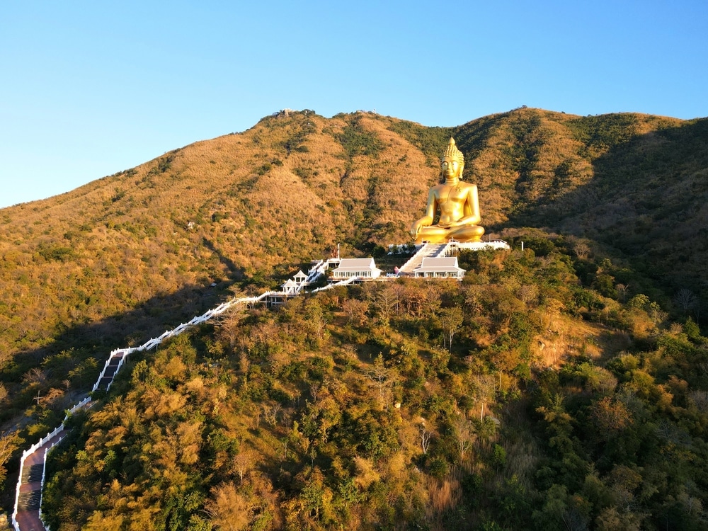 พระพุทธรูปทองคำประทับอยู่บนยอดเขา ลพบุรีที่เที่ยว