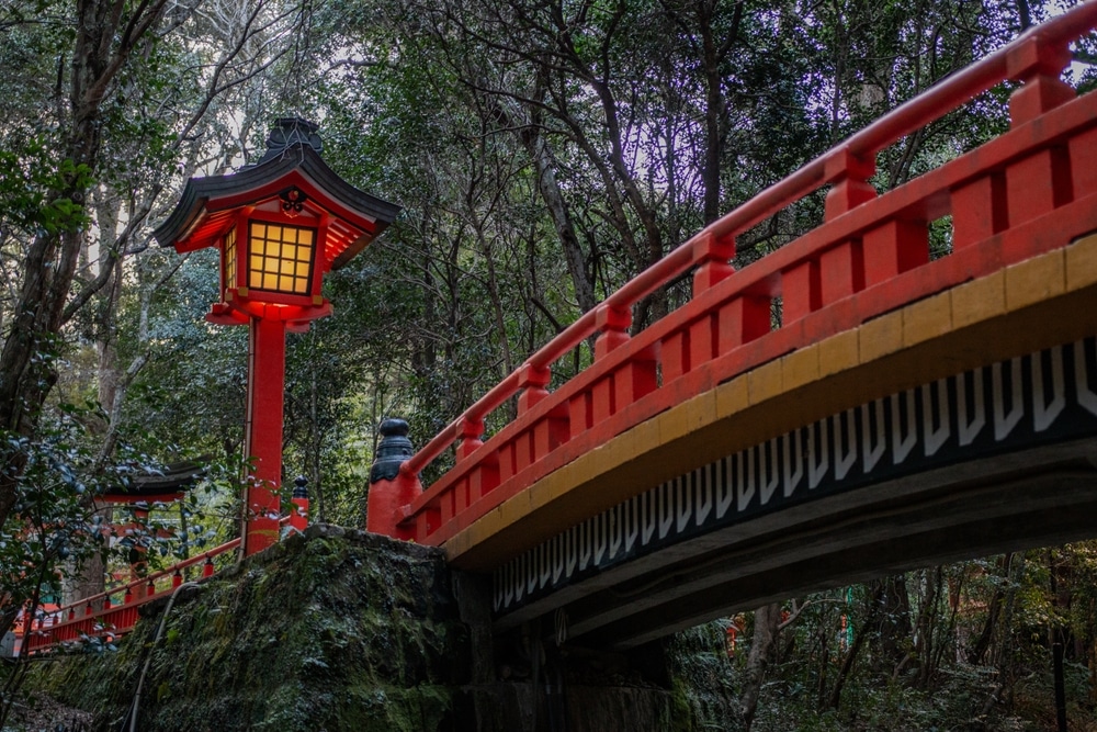โคมไฟสีแดงบนสะพานในพื้นที่ป่าในญี่ปุ่น เที่ยวญี่ปุ่น