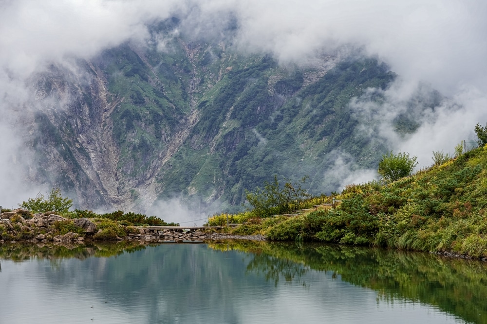 ทะเลสาบที่ตั้งอยู่ท่ามกลางภูเขา มีเมฆลอยอยู่เหนือศีรษะ ที่เที่ยวญี่ปุ่น