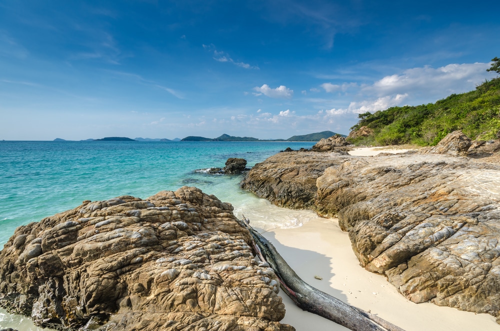 ชายหาดในประเทศไทยที่มีหาดทรายขาวและน้ำทะเลสีฟ้า ทะเลใกล้กรุงเทพ