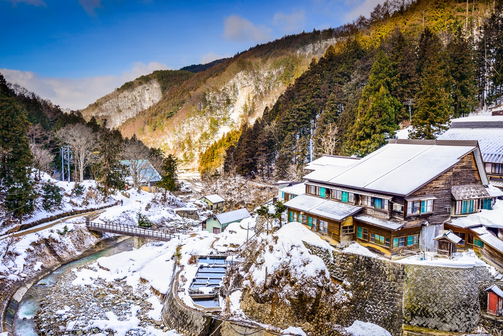 หมู่บ้านที่ปกคลุมไปด้วยหิมะ มีแม่น้ำเป็นฉากหลัง เหมาะสำหรับเป็นสถานที่ท่องเที่ยวราชบุรี เที่ยวญี่ปุ่น