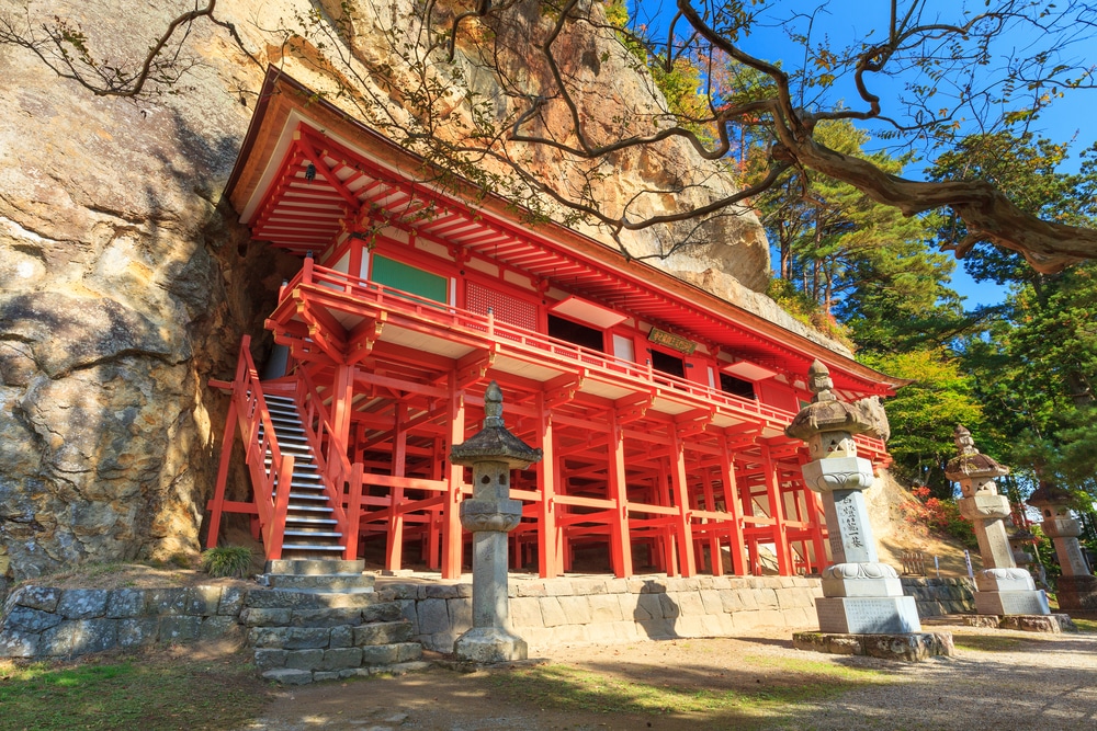 อาคารสีแดงตั้งอยู่บนหน้าผาในญี่ปุ่น เที่ยวญี่ปุ่นด้วยตัวเอง