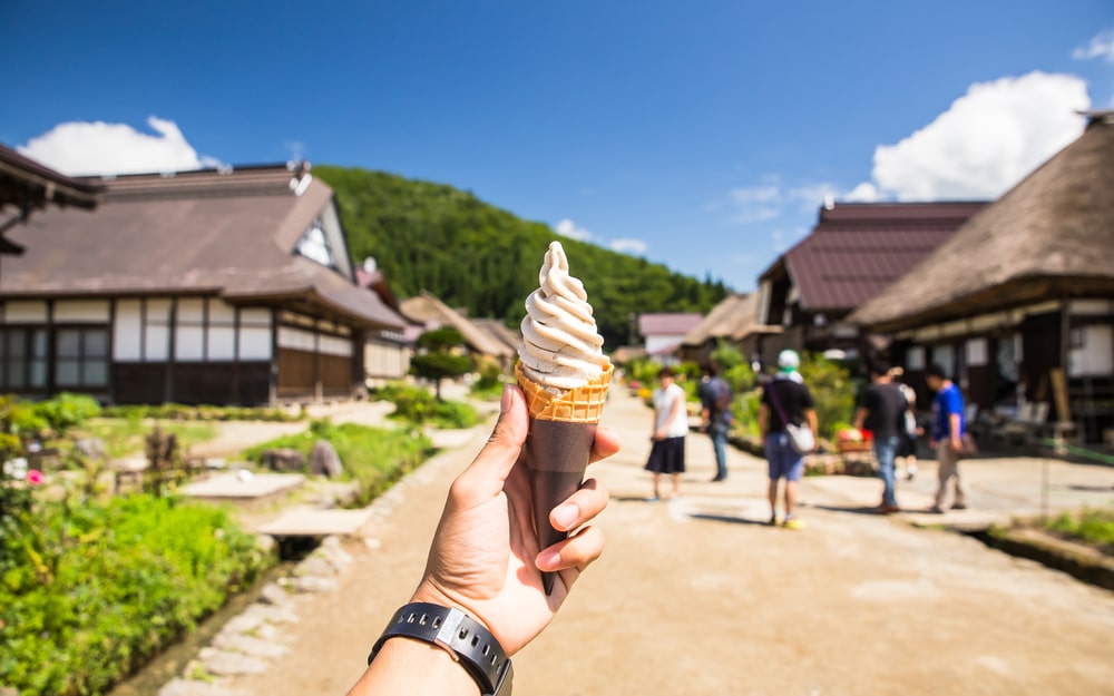 คนถือโคนไอศกรีมหน้าหมู่บ้านราชบุรี สถานที่ท่องเที่ยวญี่ปุ่น