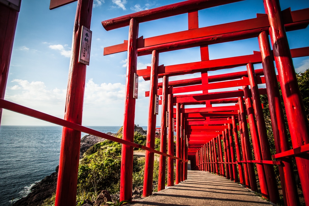 ประตูโทริสีแดงบนเส้นทางที่ทอดไปสู่มหาสมุทรในญี่ปุ่น ที่เที่ยวญี่ปุ่น