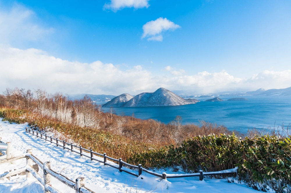 ทิวทัศน์ของภูเขาที่ปกคลุมไปด้วยหิมะและทะเลสาบ เหมาะสำหรับผู้ชื่นชอบการท่องเที่ยวประเทศญี่ปุ่น เที่ยวญี่ปุ่น