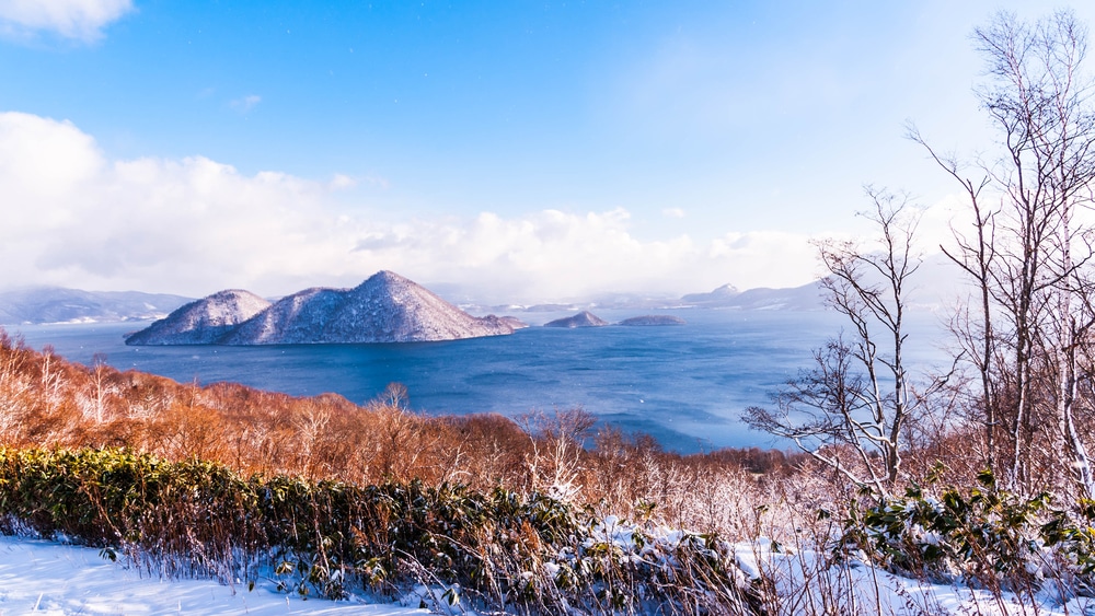 ฉากฤดูหนาวที่มีภูเขาปกคลุมไปด้วยหิมะและทะเลสาบ เหมาะสำหรับผู้ที่ชื่นชอบความงามของธรรมชาติ เที่ยวญี่ปุ่น