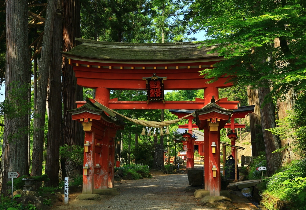 ซุ้มประตูสีแดงมีป้ายบอกสถานที่ท่องเที่ยวยอดนิยมในจังหวัดราชบุรี เที่ยวญี่ปุ่นด้วยตัวเอง